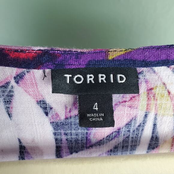 Torrid Rayon Slub Tiered Button-Front Tropical Floral Print V-Neck Top Size 4 - Picture 3 of 6